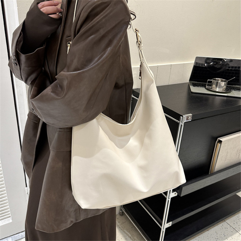 Leatherwork Workshop - 洗練された黒革ショルダーバッグ、ミニマリストで大容量、普段使いのカジュアル＆シックな服装、ショッピング、旅行、仕事に最適
