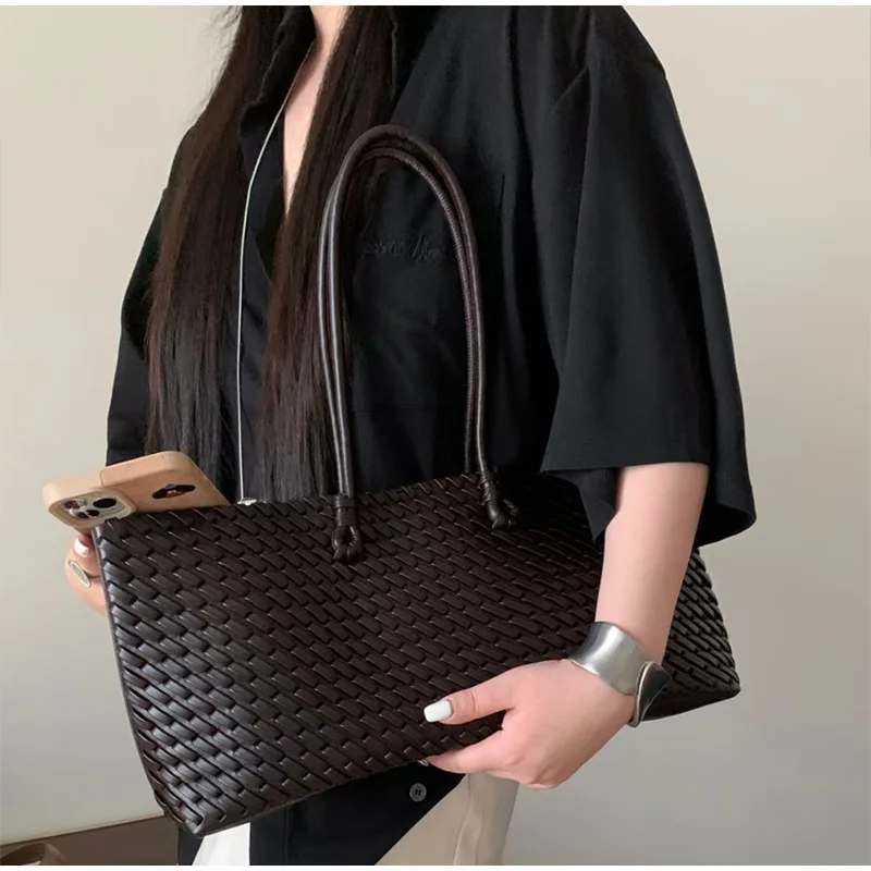 デザイナー高級PU織りトートバッグ、トップハンドル付き細長い - Leatherwork Workshop のレビューと価格