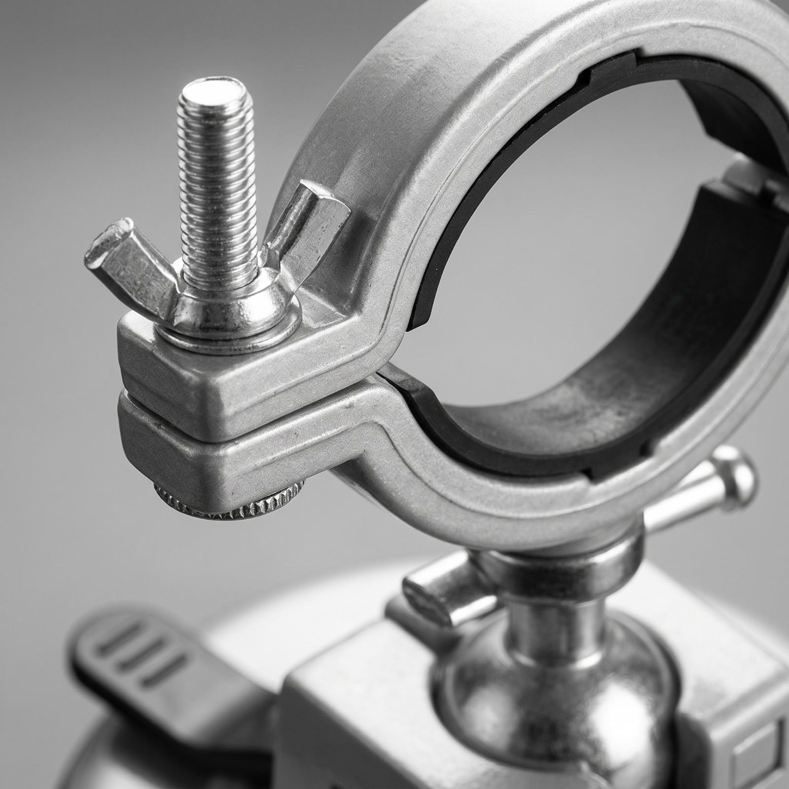 アルミニウム製の本体と吸盤ベースを備えた、多目的に使える卓上 - Leatherwork Vise のレビューと価格